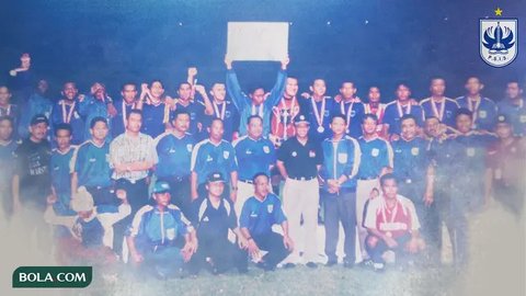 PSIS Semarang saat merayakan titel juara Liga Indonesia 1999. Pada partai final di Stadion Klabat, Manado, 9 April 1999, PSIS menang 1-0 atas Persebaya Surabaya. (Dok. Twitter PSIS LEGENDs)
