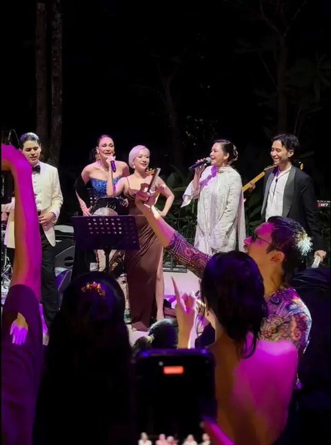 BCL dan Tiko Aryawardhana menghadiri pernikahan Luna Maya dan Maxime Bouttier di Bali. Ia nyanyi lagu "Selalu Ada di Hatimu" untuk mempelai dan tamu. (Foto: Angga Photographer dari Instagr