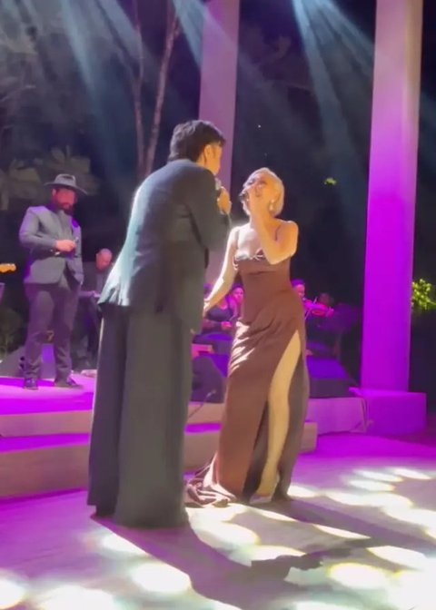 BCL dan Tiko Aryawardhana menghadiri pernikahan Luna Maya dan Maxime Bouttier di Bali. Ia nyanyi lagu "Selalu Ada di Hatimu" untuk mempelai dan tamu. (Foto: Angga Photographer dari Instagr