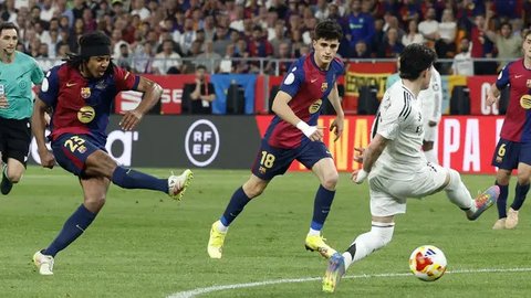 Kiper Barcelona, Wojciech Szczsny (kiri) menghalau bola tendangan pemain Real Madrid, Kylian Mbappe dalam laga final Copa Del Rey di La Cartuja stadium, Sevilla, Spanyol. (AFP/Josep Lago)