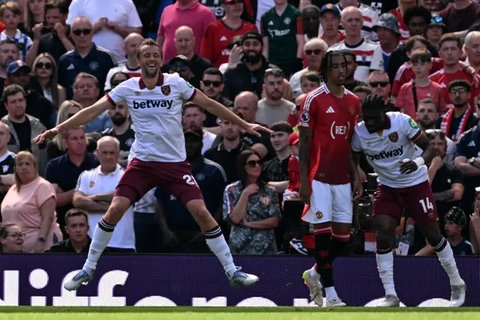 Bintang Liverpool, Mohamed Salah, berduel dengan pemain Arsenal, Myles Lewis-Skelly, dalam laga pekan 36 Premier League 2024/2025 di Anfield, Minggu (11/5/2025). (AP Photo/Jon Super)