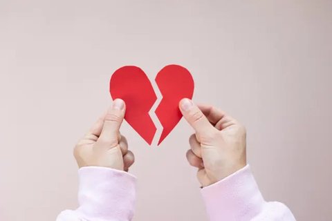 Ilustrasi putus cinta, sakit hati. (Foto oleh ATC Comm Photo: https://www.pexels.com/id-id/foto/orang-yang-memegang-kertas-putih-dengan-gambar-berbentuk-hati-3732384/)