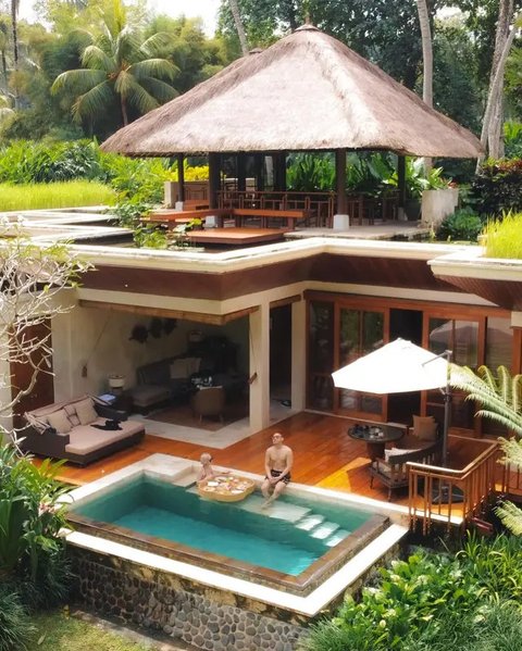 Suasana villa tempat liburan BCL dan Tiko