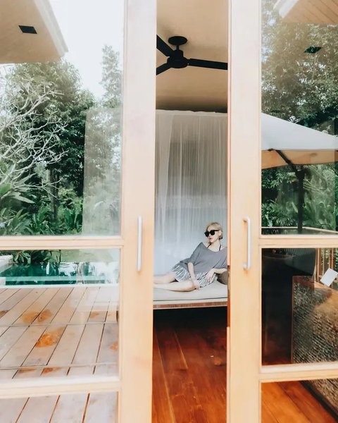 Suasana villa tempat liburan BCL dan Tiko
