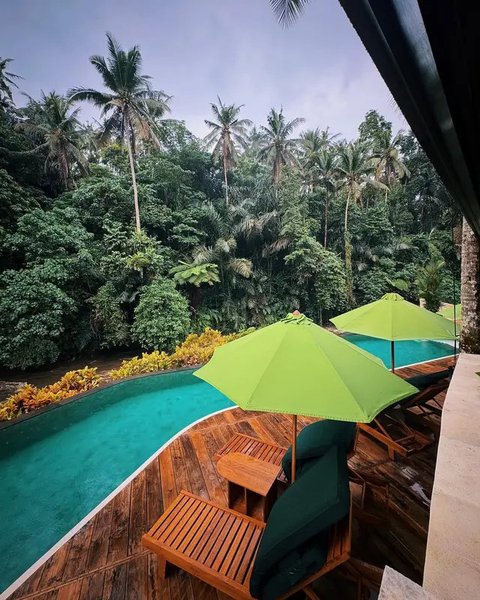 Suasana villa tempat liburan BCL dan Tiko