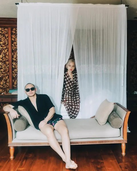 Suasana villa tempat liburan BCL dan Tiko