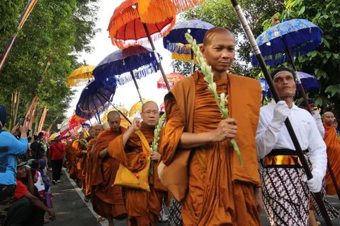 Kegiatan ini untuk menyambut Hari Tri Suci Waisak ke-2569 Buddhis Era (BE) tahun 2025. (YASUYOSHI CHIBA/AFP)