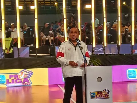 Menteri Pemuda dan Olahraga Dito Ariotedjo memberikan piala kepada pemain Jakarta Bhayangkara Presisi Farhan Halim usai memenangkan laga grand final PLN Mobile Proliga 2025 di GOR Amo