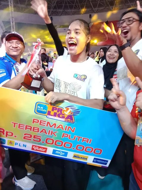 Menteri Pemuda dan Olahraga Dito Ariotedjo memberikan piala kepada pemain Jakarta Bhayangkara Presisi Farhan Halim usai memenangkan laga grand final PLN Mobile Proliga 2025 di GOR Amo