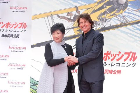 Tom Cruise dan sutradara Mission: Impossible -- The Final Reckoning, Christopher McQuarrie, saat berpose bersama boneka Totoro raksasa di Museum Ghibli pada Rabu (8/5/2025). (Dok. via X @MIm