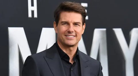 Tom Cruise dan sutradara Mission: Impossible -- The Final Reckoning, Christopher McQuarrie, saat berpose bersama boneka Totoro raksasa di Museum Ghibli pada Rabu (8/5/2025). (Dok. via X @MIm
