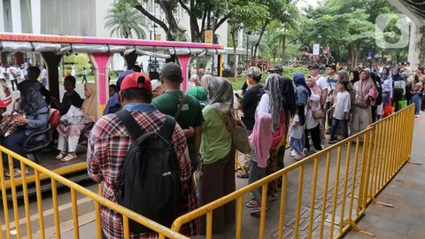 Libur panjang perayaan Waisak 2025 dimanfaatkan warga untuk berwisata di Taman Mini Indonesia Indah (TMII), Jakarta, Senin (12/5/2025). Menurut pengelola TMII, kunjungan pada hari libur Waisak hingga pukul 12.00 WIB tercatat mencapai 13 ribu orang. (Liputan6.com/Herman Zakharia)