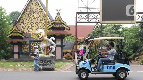Pengunjung dapat menikmati keindahan anjungan rumah adat dari berbagai daerah di Indonesia. (Liputan6.com/Herman Zakharia)