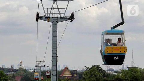 Dengan menggunaan kereta gantung, pengunjung TMII bisa melihat langsung dari atas replika kepulauan di Negara Kesatuan Republik Indonesia. (Liputan6.com/Herman Zakharia)