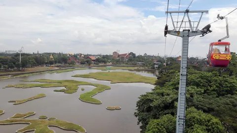 Untuk diketahui, Taman Mini Indonesia Indah merupakan suatu taman hiburan bertemakan kebudayaan Indonesia, Sains, Astronomi, dan Teknologi. (Liputan6.com/Herman Zakharia)