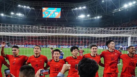 Timnas Indonesia - Patrick Kluivert Dikelilingi Kevin Diks, Jay Idzes, Mees Hilgers, Calvin Verdonk (Bola.com/Adreanus Titus)