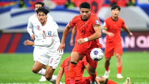 Timnas Indonesia - Patrick Kluivert Dikelilingi Kevin Diks, Jay Idzes, Mees Hilgers, Calvin Verdonk (Bola.com/Adreanus Titus)