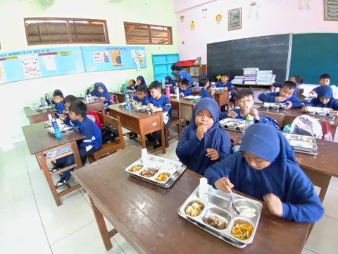 Program Makan Bergizi Gratis (MBG) menggunakan metode prasmanan untuk meningkatkan gizi anak-anak sekolah. Dengan dukungan teknologi dan kolaborasi ahli gizi, program ini mendukung kesehatan