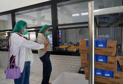 Program Makan Bergizi Gratis (MBG) menggunakan metode prasmanan untuk meningkatkan gizi anak-anak sekolah. Dengan dukungan teknologi dan kolaborasi ahli gizi, program ini mendukung kesehatan