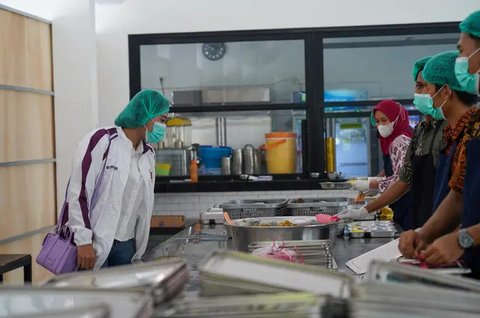 Program Makan Bergizi Gratis (MBG) menggunakan metode prasmanan untuk meningkatkan gizi anak-anak sekolah. Dengan dukungan teknologi dan kolaborasi ahli gizi, program ini mendukung kesehatan