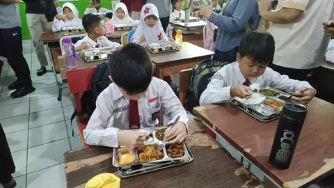 Program Makan Bergizi Gratis (MBG) menggunakan metode prasmanan untuk meningkatkan gizi anak-anak sekolah. Dengan dukungan teknologi dan kolaborasi ahli gizi, program ini mendukung kesehatan