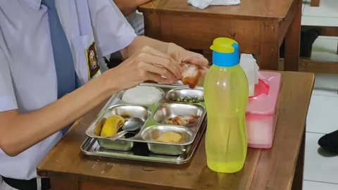 Program Makan Bergizi Gratis (MBG) menggunakan metode prasmanan untuk meningkatkan gizi anak-anak sekolah. Dengan dukungan teknologi dan kolaborasi ahli gizi, program ini mendukung kesehatan