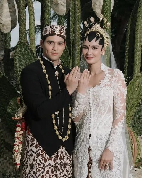 Luna Maya tampil cantik sebagai pengantin perempuan di momen akad nikah (YouTube Luna Maya)