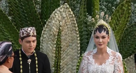 Luna Maya tampil cantik sebagai pengantin perempuan di momen akad nikah (YouTube Luna Maya)