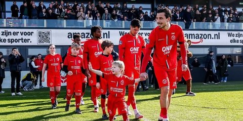 Momen Romantis Ketika Thom Haye Melamar Sang Kekasih