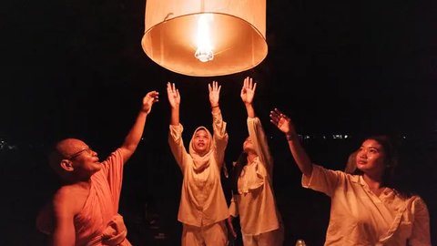 FOTO: Cantiknya Ribuan Lampion Terangi Candi Borobudur saat Puncak Perayaan Waisak 2025