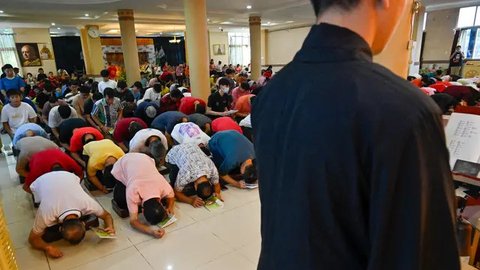 Umat berdoa di Wihara Buddha Sakyamuni, Banda Aceh pada 12 Mei 2025. (CHAIDEER MAHYUDDIN/AFP)