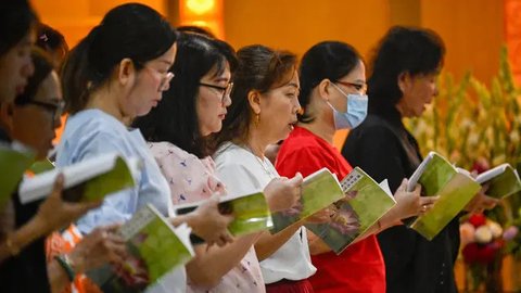 Hari Raya Waisak merupakan salah satu momen paling suci bagi umat Buddha di seluruh dunia. (CHAIDEER MAHYUDDIN/AFP)