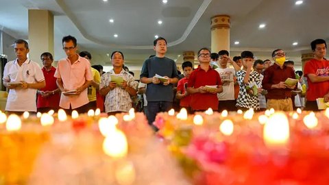 Waisak merupakan hari suci untuk memperingati tiga peristiwa penting dalam kehidupan Siddhartha Gautama (Buddha): kelahiran, pencapaian pencerahan (Buddha), dan wafatnya (parinirvana). (CHAIDEER MAHYUDDIN/AFP)