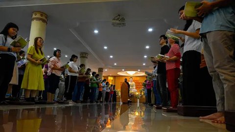 Dalam memperingati Waisak, umat Buddha merayakan dengan berbagai cara, termasuk meditasi, puja bakti, dan kegiatan sosial. (CHAIDEER MAHYUDDIN/AFP)