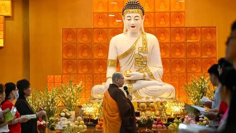 Waisak bukan hanya sekadar hari besar keagamaan, tetapi menjadi waktu yang penuh makna spiritual dan refleksi mendalam. (CHAIDEER MAHYUDDIN/AFP)