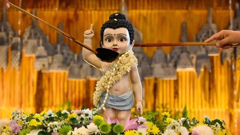 Dalam peringatan Waisak, terdapat berbagai tradisi dan simbol yang kaya akan nilai spiritual dan sosial. (CHAIDEER MAHYUDDIN/AFP)