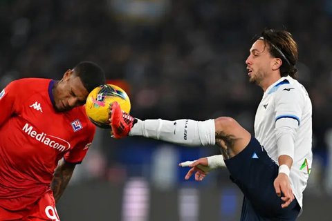 Pemain Venezia, Jay Idzes (kiri) menggiring bola melewati pemain Fiorentina dalam laga lanjutan Liga Italia 2024/2025 di Stadio Pier Luigi Penzo, Venezia, Italia, Senin (12/05/2025) waktu set