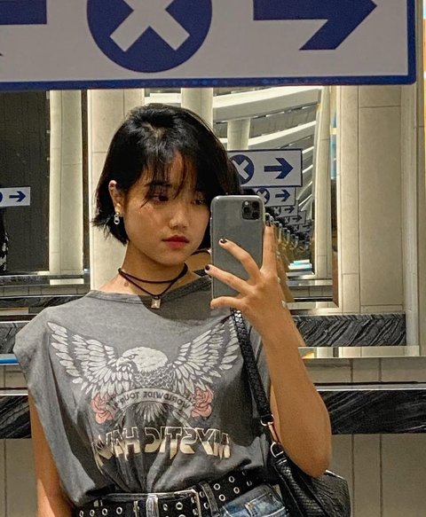 Dalam foto-foto tersebut, Fuji tampil dengan rambut pendek khas bondol yang memesona, pipinya terlihat chubby.