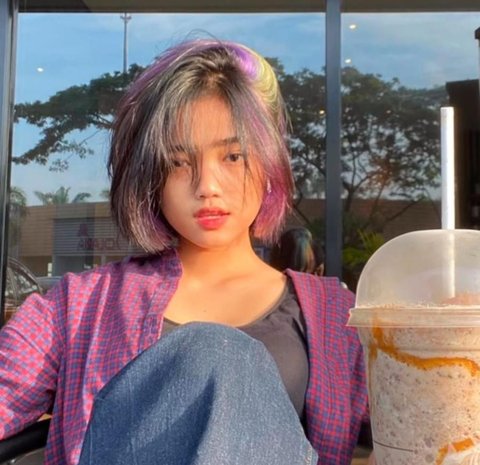 Fuji sendiri dikenal sering menggonta-ganti gaya rambut, mulai dari rambut panjang, pendek, hingga berbagai warna.