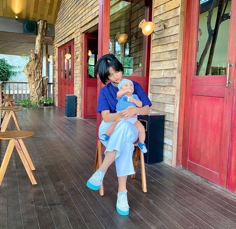 Begini momen Fuji dengan rambut pendek saat momong Gala saat masih bayi. Influencer yang dikabarkan dekat dengan Verrell Bramasta ini dulu bergaya cukup tomboy.