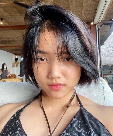 Mau model rambut seperti apapun, Fuji selalu stylish. KLovers lebih suka gaya rambut Fuji lawas atau yang sekarang nih?