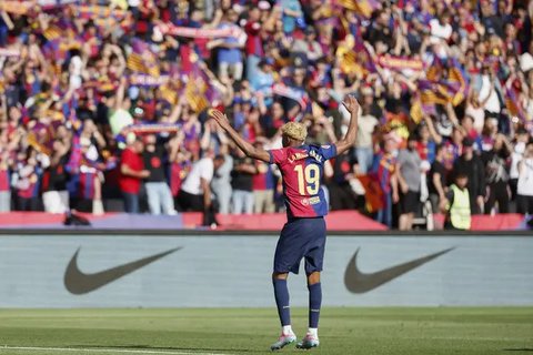Pemain Barcelona, Lamine Yamal merayakan golnya ke gawang Real Madrid dalam laga lanjutan Liga Spanyol 2024/2025 di Estadi Olimpic Lluis Companys, Barcelona, Spanyol, Minggu (11/05/2025) wakt