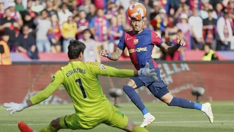 Pemain Barcelona, Lamine Yamal merayakan golnya ke gawang Real Madrid dalam laga lanjutan Liga Spanyol 2024/2025 di Estadi Olimpic Lluis Companys, Barcelona, Spanyol, Minggu (11/05/2025) wakt