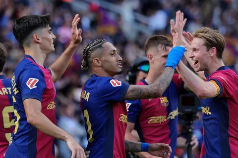 Pemain Barcelona merayakan gol pertama Robert Lewandowski saat menghadapi Real Madrid dalam laga jornada 11 La Liga Spanyol di Santiago Bernabeu, Minggu (27/10/2024) dini hari WIB. Barcelona