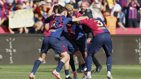 Pemain Barcelona merayakan gol pertama Robert Lewandowski saat menghadapi Real Madrid dalam laga jornada 11 La Liga Spanyol di Santiago Bernabeu, Minggu (27/10/2024) dini hari WIB. Barcelona