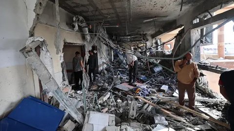Militer Israel menyerang sebuah rumah sakit di Gaza Selatan, Palestina, pada Selasa (13/5/2025) dini hari waktu setempat. (Eyad BABA/AFP)