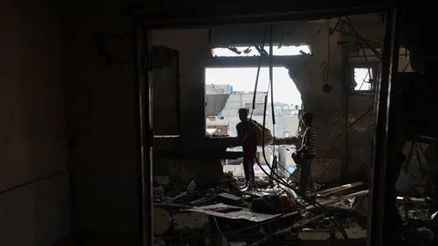 Dalam sebuah pernyataan, melansir AFP, juru bicara pertahanan sipil Gaza Mahmud Bassal mengatakan serangan tersebut melukai sejumlah warga sipil dan menewaskan seorang jurnalis, Hassan Aslih. (Eyad BABA/AFP)