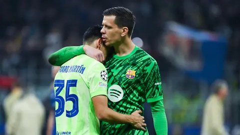 Pemain depan Real Madrid asal Prancis #09, Kylian Mbappe, mencetak gol dari titik penalti ke gawang Barcelona asal Polandia #25, Wojciech Szczesny, selama pertandingan sepak bola liga Span
