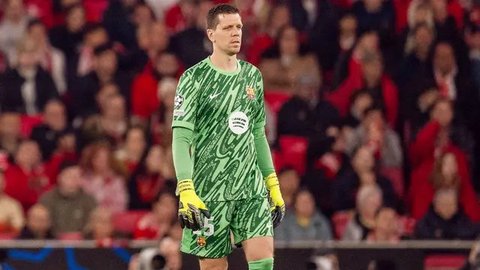 Pemain depan Real Madrid asal Prancis #09, Kylian Mbappe, mencetak gol dari titik penalti ke gawang Barcelona asal Polandia #25, Wojciech Szczesny, selama pertandingan sepak bola liga Span