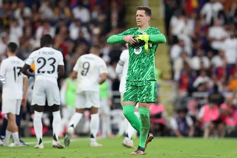 Pemain depan Real Madrid asal Prancis #09, Kylian Mbappe, mencetak gol dari titik penalti ke gawang Barcelona asal Polandia #25, Wojciech Szczesny, selama pertandingan sepak bola liga Span